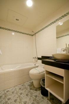 Green Park Commercial Hotel Тайнань Экстерьер фото