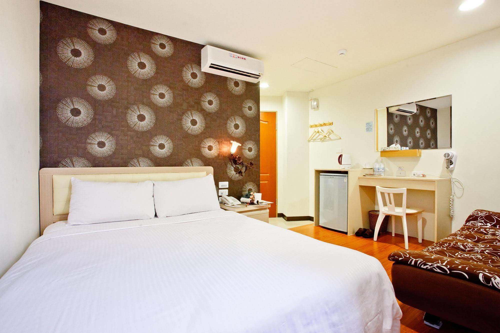 Green Park Commercial Hotel Тайнань Экстерьер фото