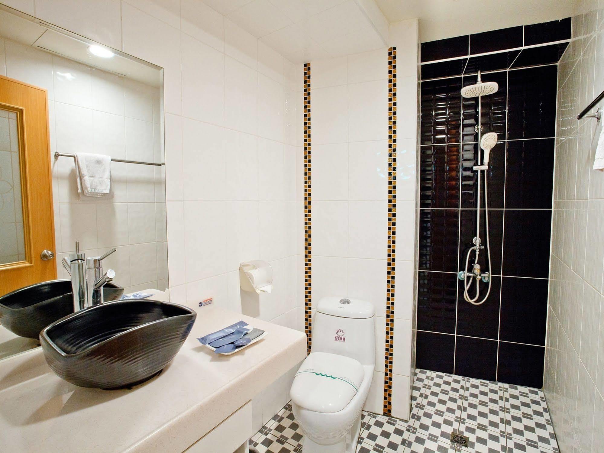 Green Park Commercial Hotel Тайнань Экстерьер фото
