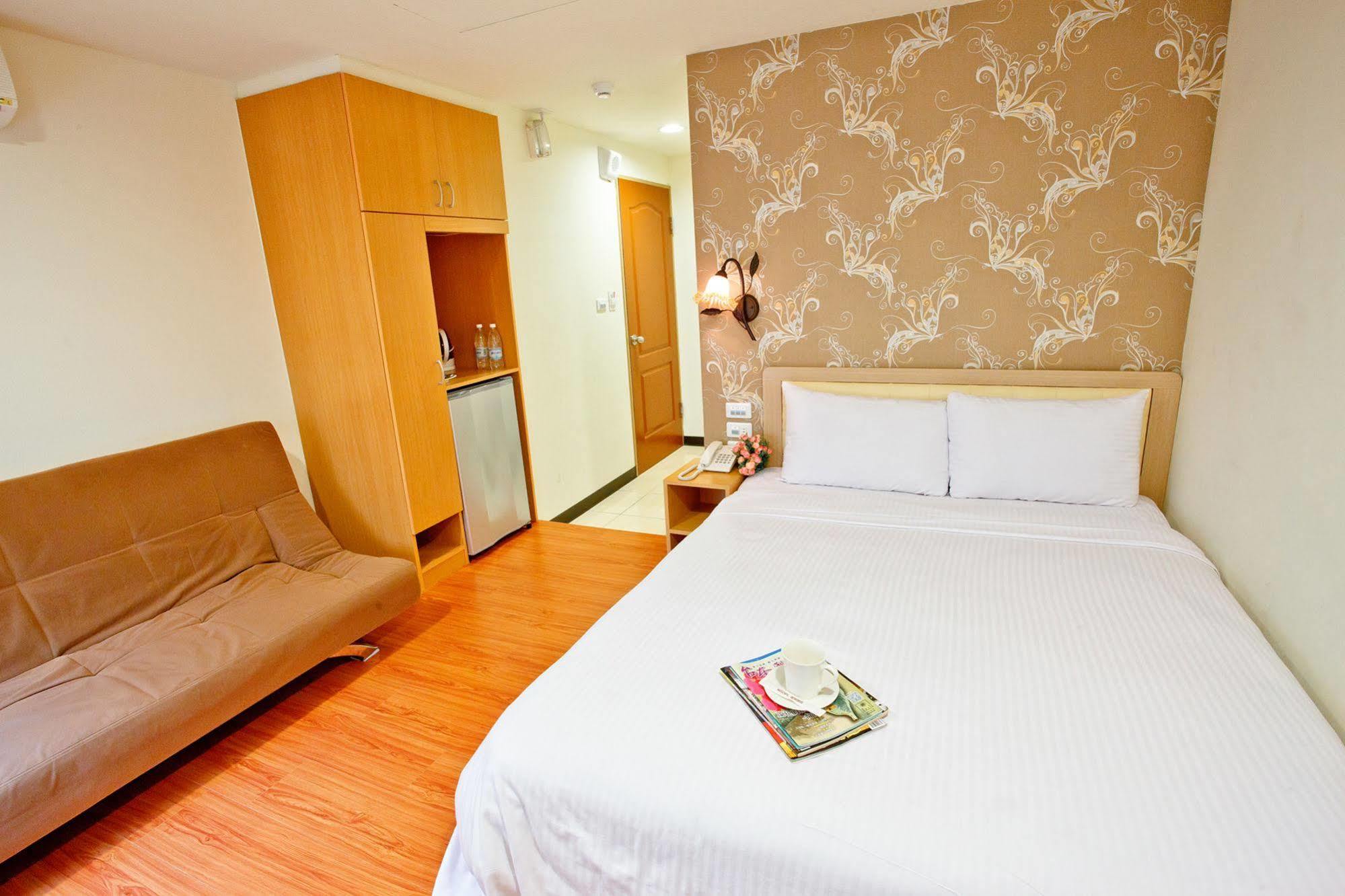 Green Park Commercial Hotel Тайнань Экстерьер фото